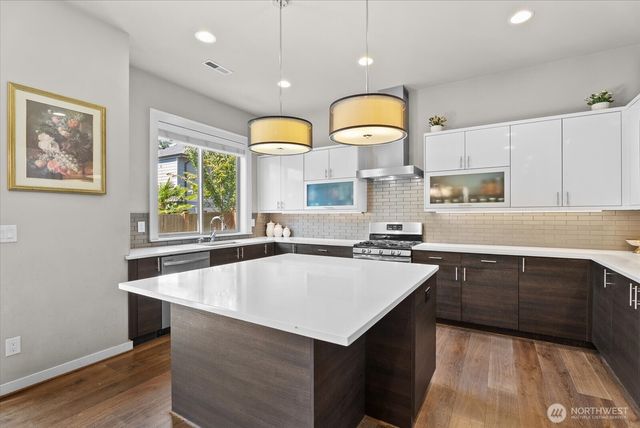 3527 NE . 7th Street, Renton, WA 98056