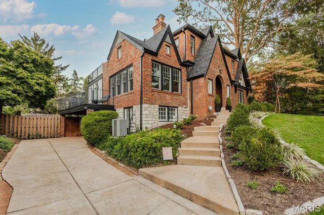 7407 Buckingham Drive, Clayton, MO 63105