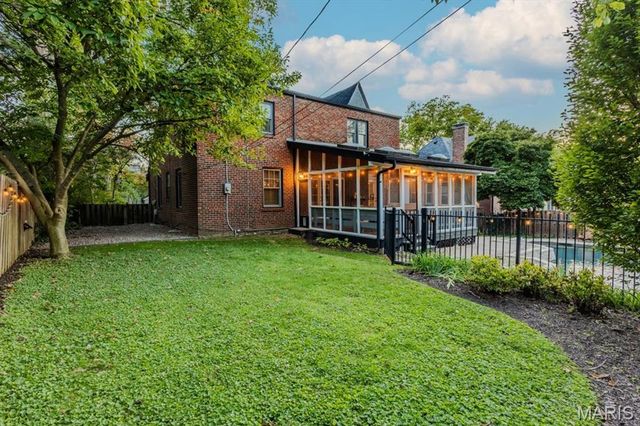 7407 Buckingham Drive, Clayton, MO 63105