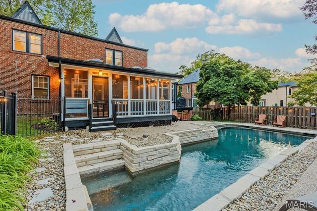 7407 Buckingham Drive, Clayton, MO 63105