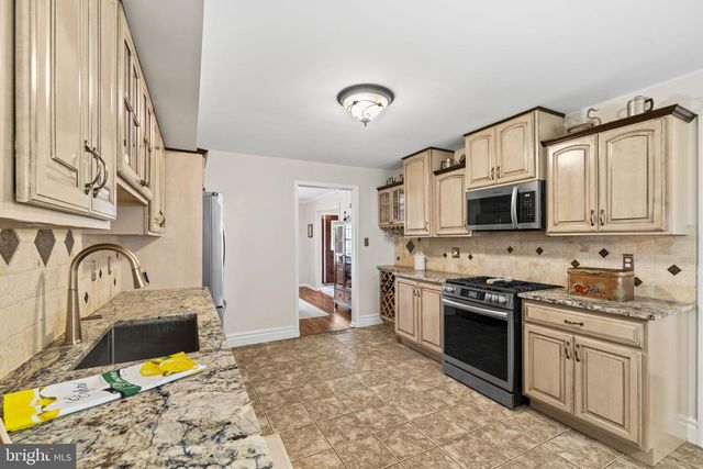 64 LUPUS LN, Sewell, NJ 08080
