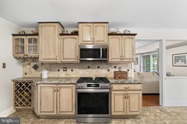 64 LUPUS LN, Sewell, NJ 08080