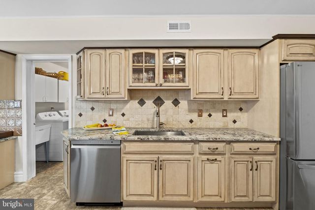 64 LUPUS LN, Sewell, NJ 08080