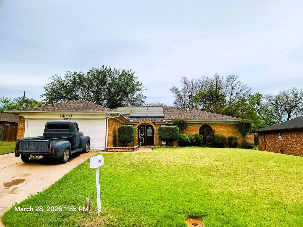 1408 Country Manor Road, Fort Worth, TX 76134