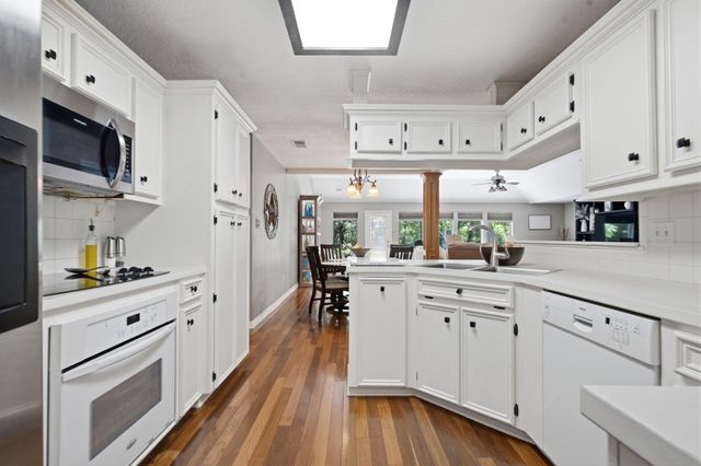 223 Pin Oak Lane, Magnolia, TX 77354