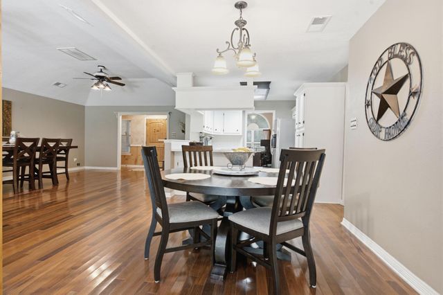 223 Pin Oak Lane, Magnolia, TX 77354