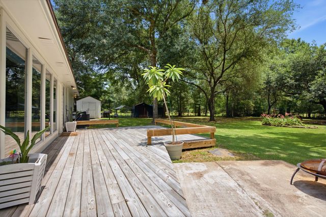 223 Pin Oak Lane, Magnolia, TX 77354