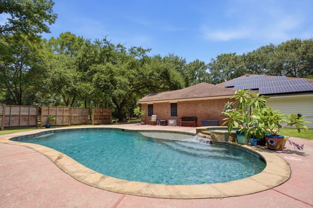 223 Pin Oak Lane, Magnolia, TX 77354