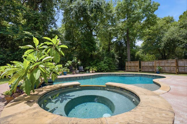 223 Pin Oak Lane, Magnolia, TX 77354