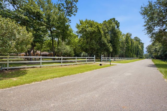 223 Pin Oak Lane, Magnolia, TX 77354