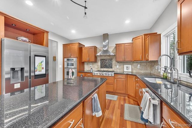 90 Creekwood Drive, Lake Orion, MI 48362