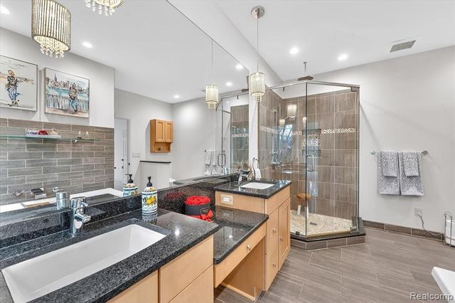 90 Creekwood Drive, Lake Orion, MI 48362