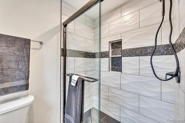 90 Creekwood Drive, Lake Orion, MI 48362