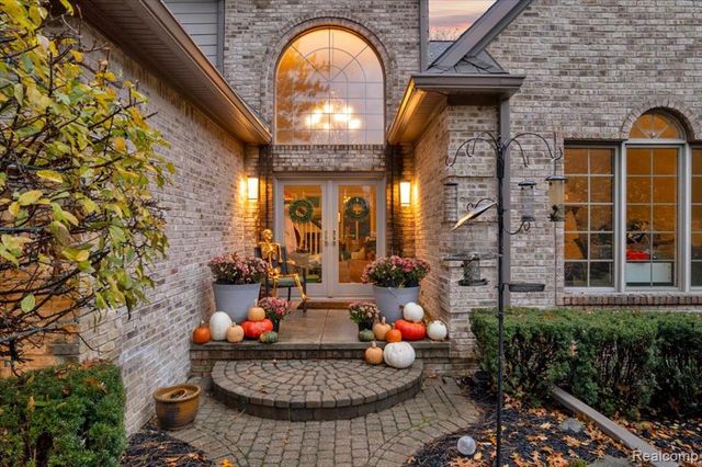 90 Creekwood Drive, Lake Orion, MI 48362