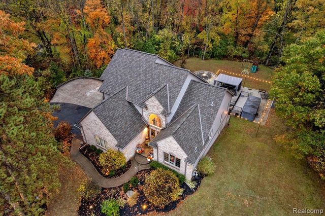 90 Creekwood Drive, Lake Orion, MI 48362