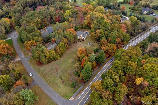 90 Creekwood Drive, Lake Orion, MI 48362