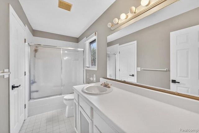 90 Creekwood Drive, Lake Orion, MI 48362