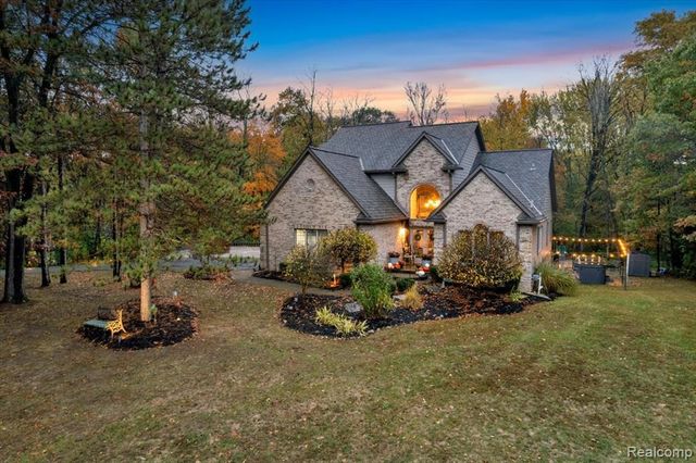 90 Creekwood Drive, Lake Orion, MI 48362