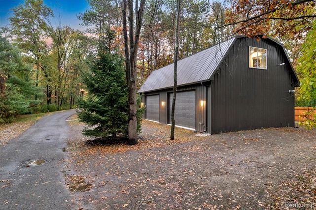 90 Creekwood Drive, Lake Orion, MI 48362