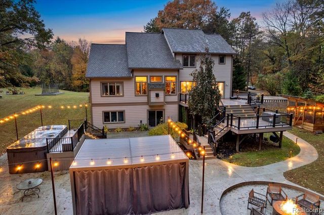 90 Creekwood Drive, Lake Orion, MI 48362