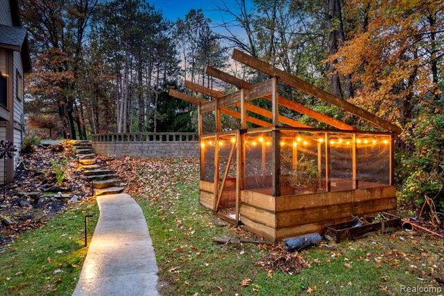 90 Creekwood Drive, Lake Orion, MI 48362