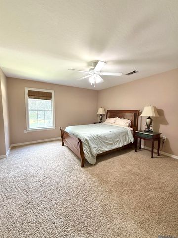 206 Quail Hollow Court, Hattiesburg, MS 39402