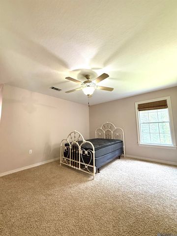 206 Quail Hollow Court, Hattiesburg, MS 39402