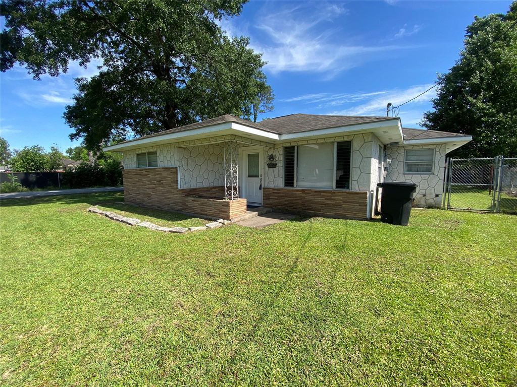 8038 Woodlyn Road, Houston, TX 77028