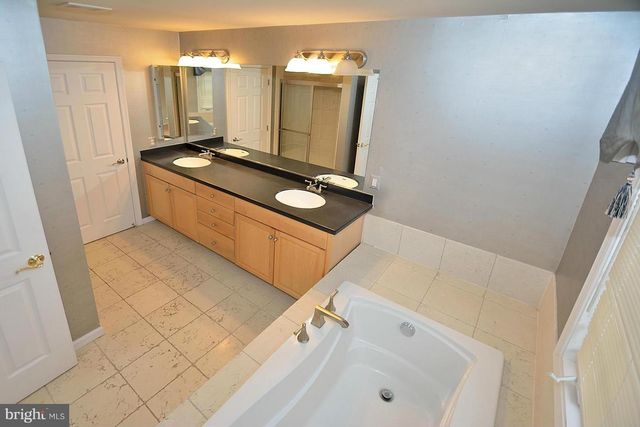 100 HERNDON MILL CIR, Herndon, VA 20170