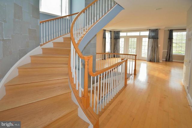 100 HERNDON MILL CIR, Herndon, VA 20170