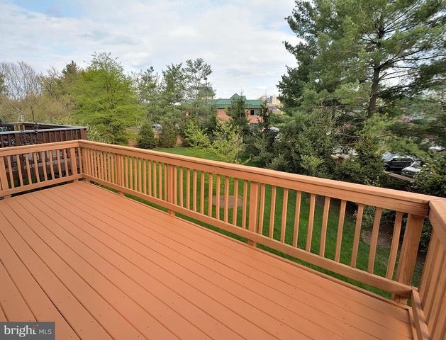 100 HERNDON MILL CIR, Herndon, VA 20170