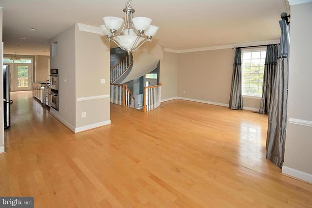100 HERNDON MILL CIR, Herndon, VA 20170