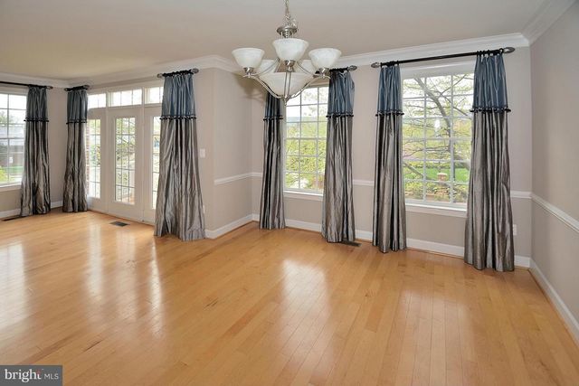 100 HERNDON MILL CIR, Herndon, VA 20170