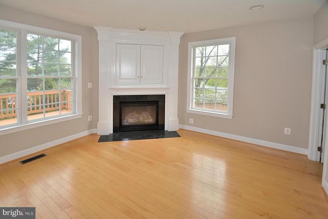 100 HERNDON MILL CIR, Herndon, VA 20170