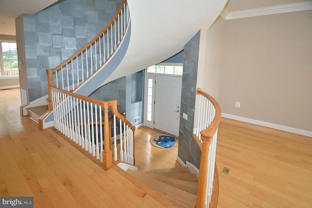 100 HERNDON MILL CIR, Herndon, VA 20170