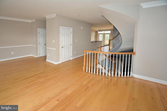 100 HERNDON MILL CIR, Herndon, VA 20170