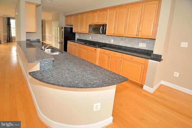 100 HERNDON MILL CIR, Herndon, VA 20170