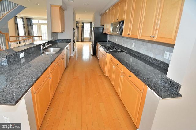 100 HERNDON MILL CIR, Herndon, VA 20170
