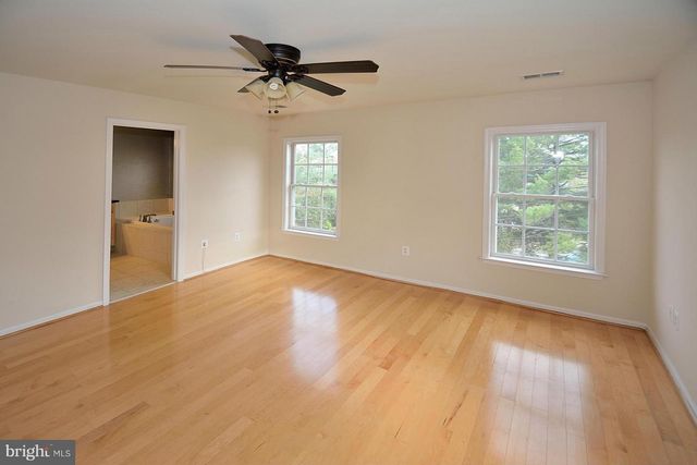 100 HERNDON MILL CIR, Herndon, VA 20170