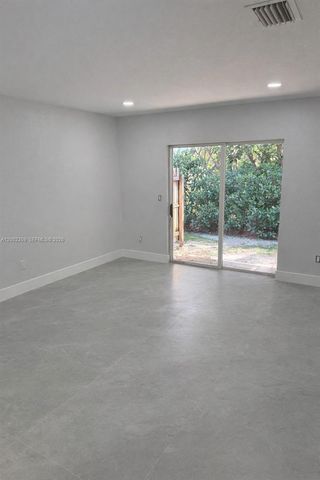 7608 NW 38th Ct 14, Davie, FL 33024