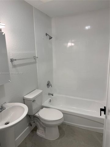 7608 NW 38th Ct 14, Davie, FL 33024