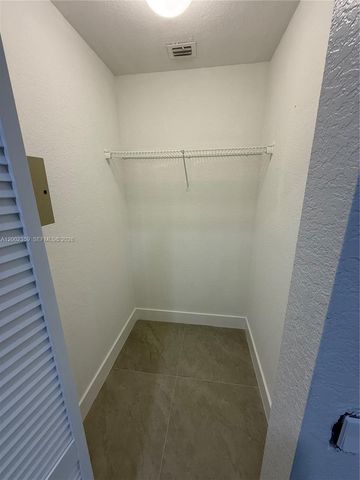 7608 NW 38th Ct 14, Davie, FL 33024