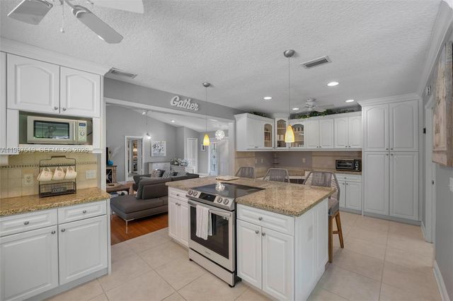 196 Scarborough Ter, Wellington, FL 33414