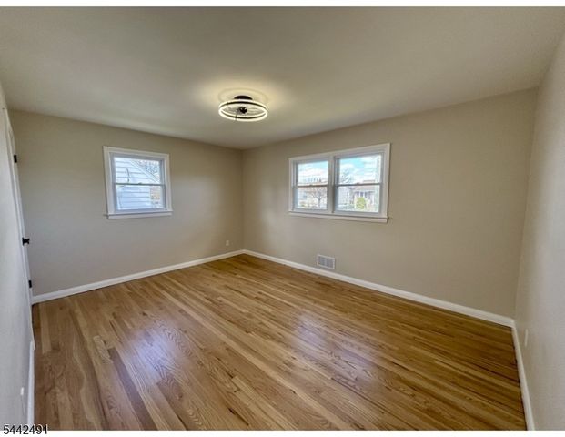 9 Joan Pl, Clifton City, NJ 07012