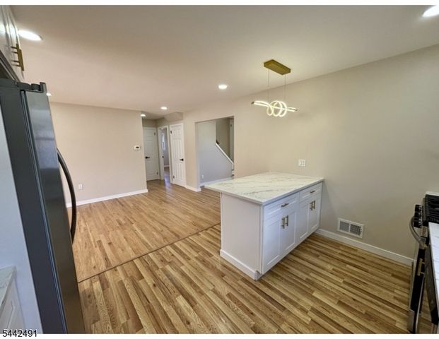 9 Joan Pl, Clifton City, NJ 07012