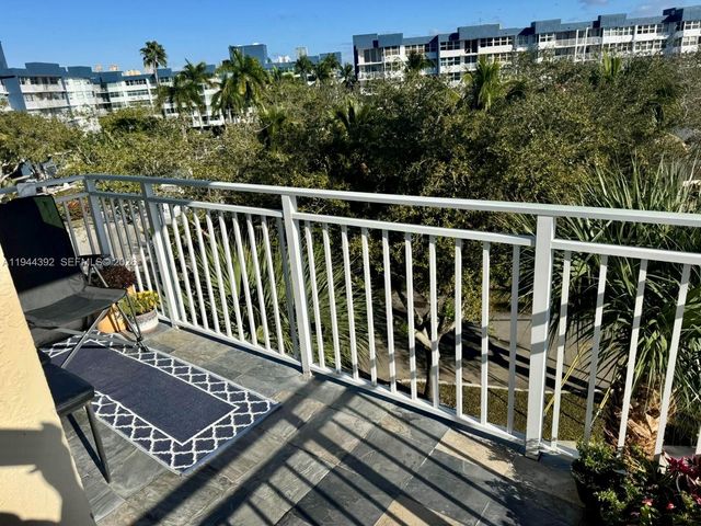 16590 NE 26th Ave 402, North Miami Beach, FL 33160