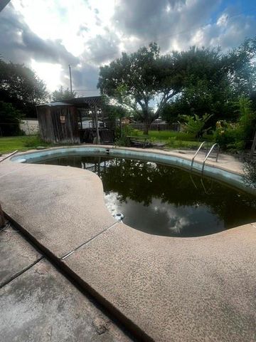 13610 Lynnwood Lane, Sugar Land, TX 77498