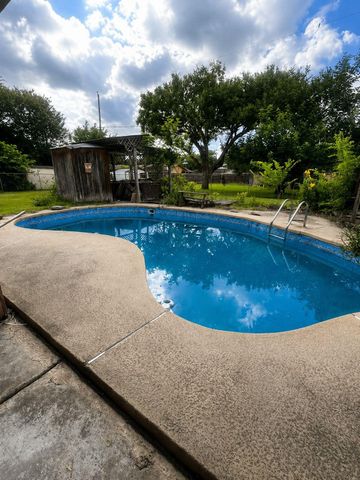 13610 Lynnwood Lane, Sugar Land, TX 77498