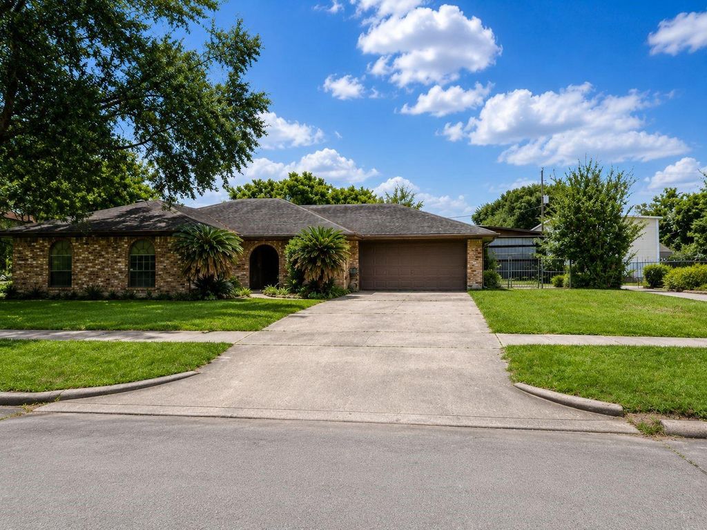 13610 Lynnwood Lane, Sugar Land, TX 77498