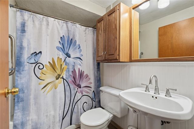 14332 Roberta Dr., North Huntingdon, PA 15642